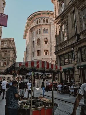 красные торговые точки на старинной площади в Стамбуле 