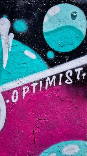 граффити на стене, оптимист 