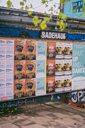 постеры, плакаты на стене 