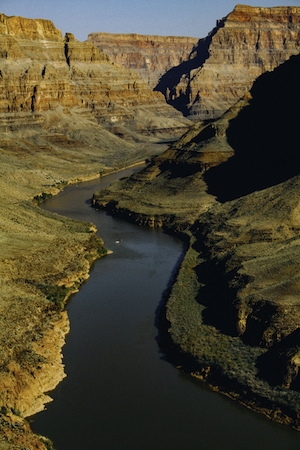 Река на дне Большого каньона, которая на протяжении веков прорезала скалу, оставив одно из чудес природы в мире.