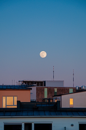Луна над крышами, полная луна над городом, луна над зданиями ночью 