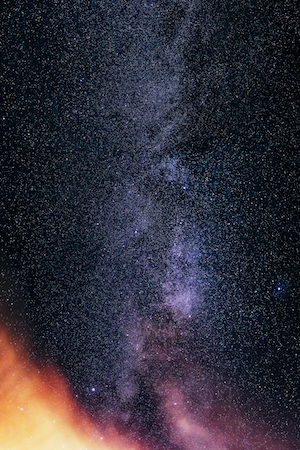 Насыщенная фотография в оранжевых и синих тонах со звездами и галактикой Млечный путь. Идеальный фон со звездным небом для фотошопа и дизайна сайта, разноцветные космические пятна, звездное небо, космос 