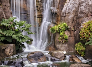 Небольшой водопад в лесу, комплекс каскадных водопадов, камни, несколько уровней тропических водопадов, каскады бассейнов 