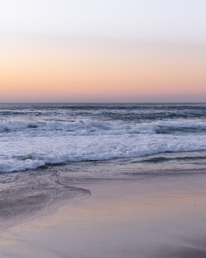 Воды заката на пляже Бонди (Сидней, Австралия), фото морского побережья с песчаным пляжем во время заката 