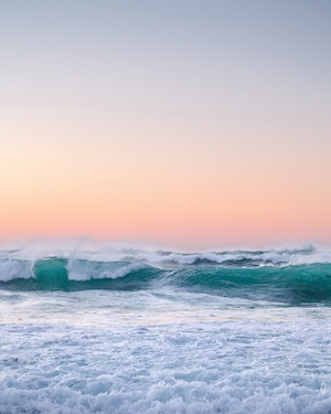 легкие волны, поверхность моря, рябь на воде, морская поверхность, море во время заката 
