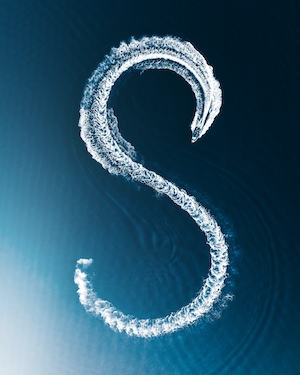буква S на поверхности спокойного моря 