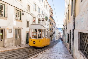 Знаменитая желтая канатная дорога в Лиссабоне