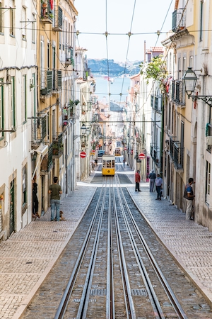 Улицы Лиссабона с фуникулером Elevador da Bica