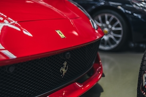 Красный спортивный автомобиль Ferrari в выставочном зале.