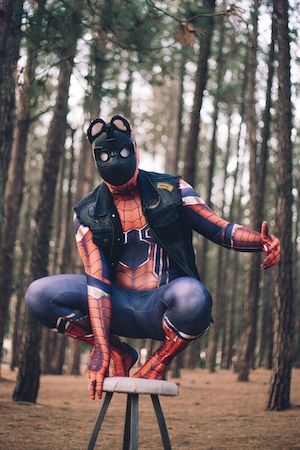 фотосессия в стиле героев Марвел, человек паук в другой маске 