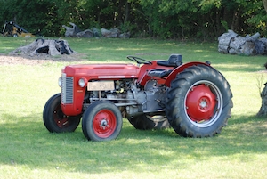 Красно-серый трактор Massey Ferguson