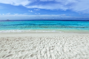 пляж, голубая вода, голубое небо, белый песок 