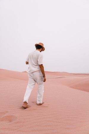 песчаная дюна, пески в пустыне, пейзаж в пустыне, человек идет по песку 