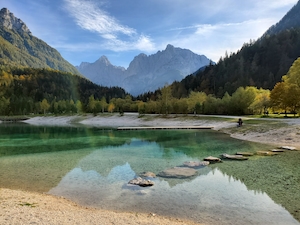 Осенние краски на озере Ясна, Словения. Горное озеро, отражение неба и гор в воде, лес у озера и гор