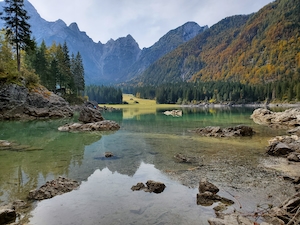 Осенние краски на озере Фузине, Италия. Горное озеро, отражение неба и гор в воде, лес у озера и гор