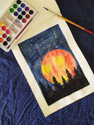 Акварельная живопись, ночной лес на фоне луны, краски и кисти 