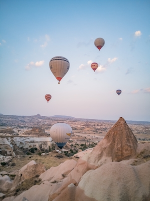 Воздушные шары в Каппадокии Турция, Красочные воздушные шары в полете