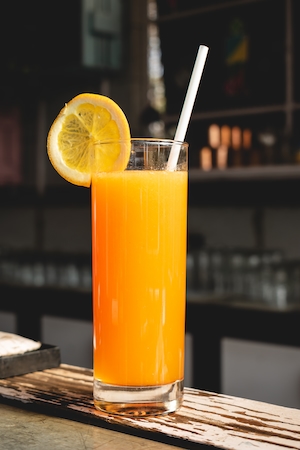 Стакан апельсинового сока на столе