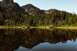 горное озеро, хвойный лес в предгорье 