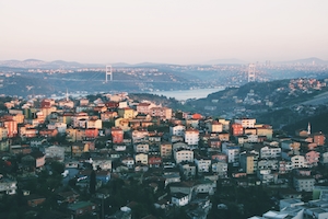 Панорама на город во время закаты с высокой точки 