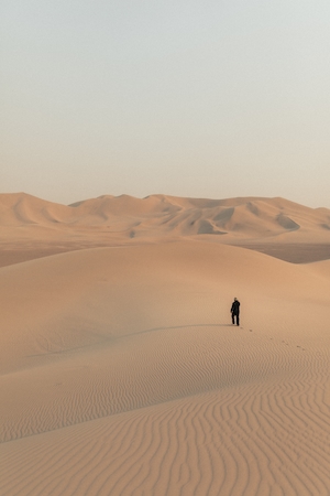 песчаные дюны, барханы, человек в пустыне 
