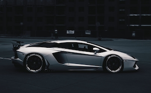 Серебристый Lamborghini, вид сбоку