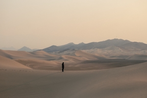 песчаная дюна, пески в пустыне, пейзаж в пустыне, одинокий человек 
