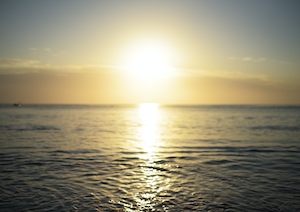 Закат над водой, красочное солнце и небо, солнечная дорожка по воде