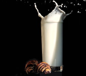 Всплеск  молока в стакане