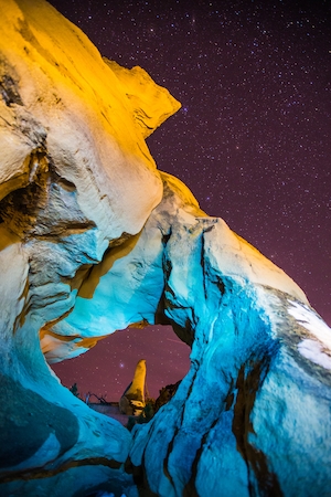 Образования из песчаника в Монтане, окрашенные светом ночью, звездное небо, космическое пространство 