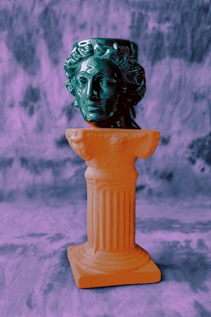 синяя голова на вершине неоново-оранжевой колонны с психоделическим фиолетовым фоном