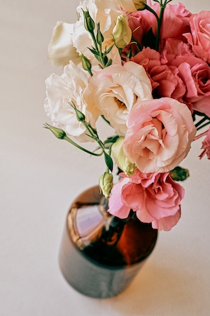 розово-белый лизиантус в янтарной вазе 