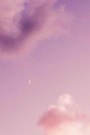 Луна на фоне пурпурного неба