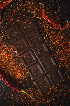 Темный шоколад с острым красным перцем чили, крупный план