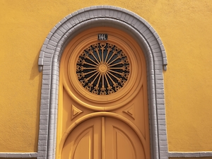Желтая дверь на фоне желтой стены 