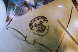 эмблема Хогвартса, атрибутика Гарри Поттера, письмо и очки 