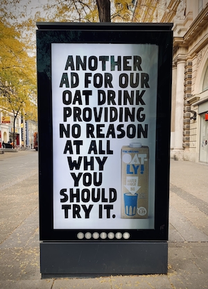 Экранная реклама шведского овсяного напитка OATLY на остановке 