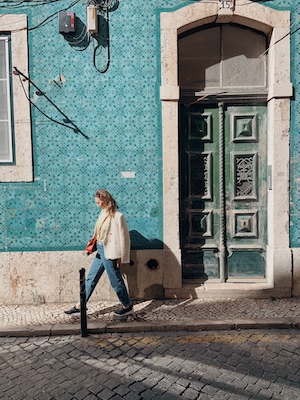 Лиссабонская улица, голубая стена, старая дверь