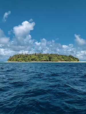 Хулхудху, великолепный десертный остров на атолле Баа, Мальдивы, остров в бирюзовом море, белый песок и пальмы 