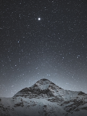Полярная звезда и гора Скалино. Октябрь в итальянских Альпах, звездное небо, космическое пространство 