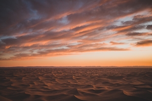 песчаная дюна, пески в пустыне, пейзаж в пустыне на закате 