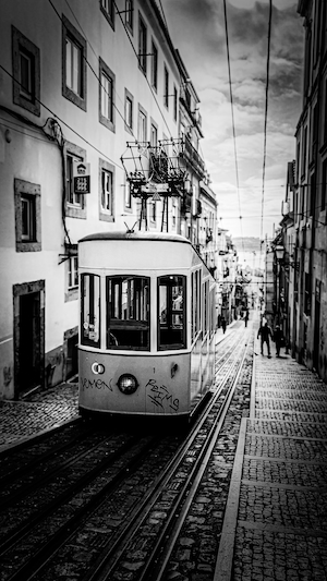 Трамвай в Лиссабоне, черно-белый кадр 
