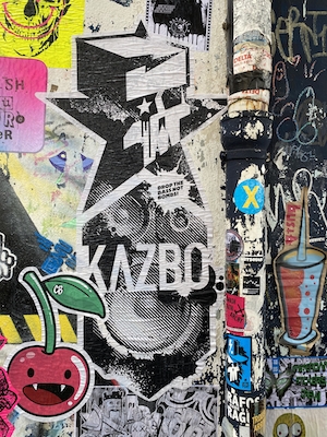 Уличный рисунок Казбо, постеры, плакаты на стене 