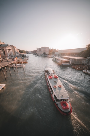 Канал в Венеции днем, лодка