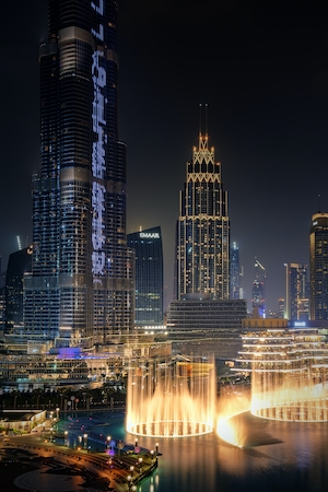 Дубайский фонтан на воне небоскребов ночью