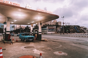 Заправочная станция, Куба, зелёный ретро автомобиль