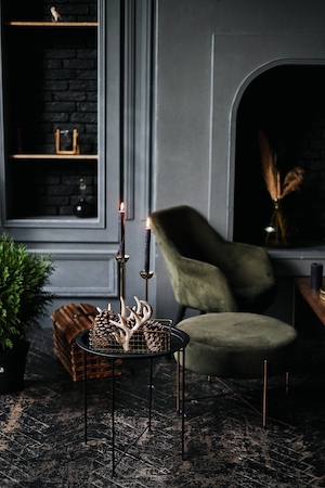 декор комнаты, темно-зеленое кресло