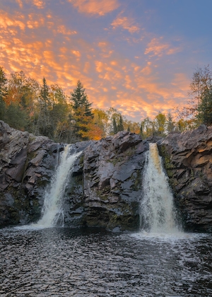два водопада во время заката, высокие скалы, бассейн 