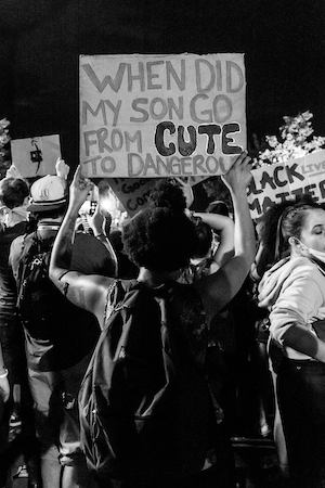 плакат протестующего, черно-белый кадр, митинг 