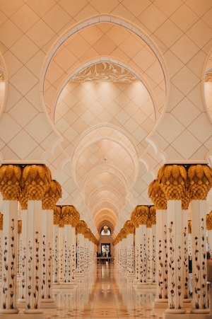 Большая мечеть в Абу-Даби, белые арки, золотые колонны